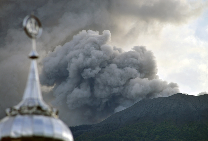 印尼马拉皮火山一天内4次喷发 