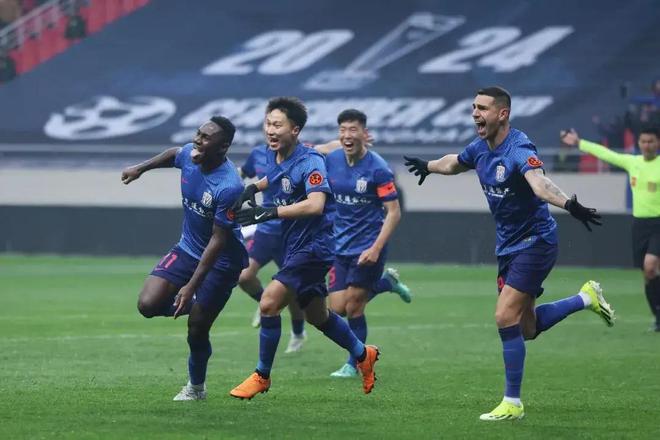 2-0！主场10连胜！中超夺冠在即，亚冠也给力，申花25脚射晕日本豪门_前锋_安德烈·路易斯_海港