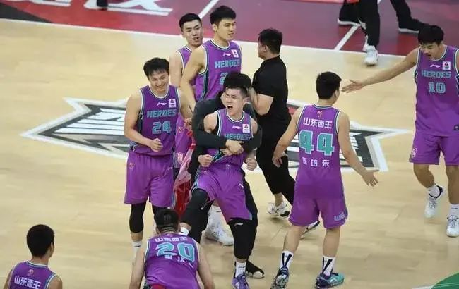 U15联赛个人奖项：混血球员王非尼亚获MVP 王佳翔获最佳教练_广州队_帅惟浩_秦子