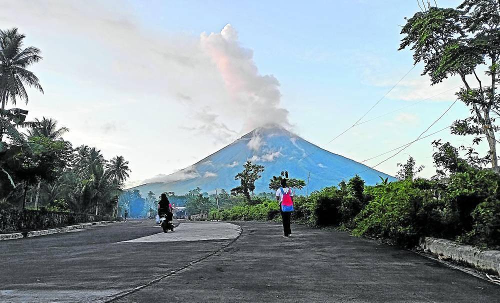 菲律宾中部坎拉翁火山喷发 